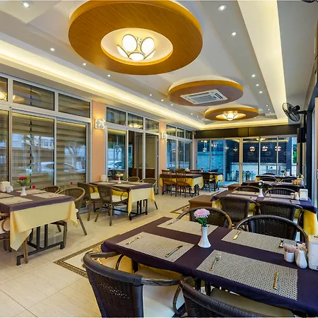 Alanya Beach Hotel מלון