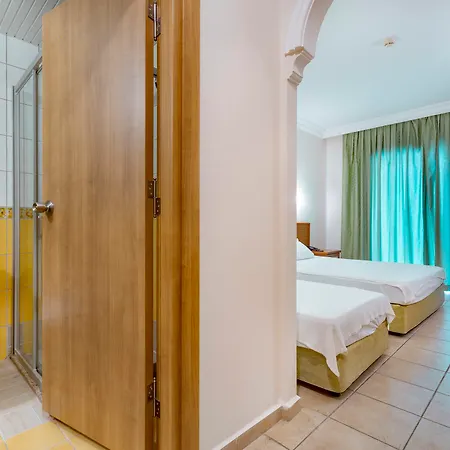 Alanya Beach Hotel מלון 2*
