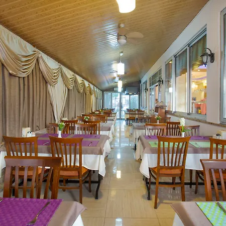 Alanya Beach Hotel מלון